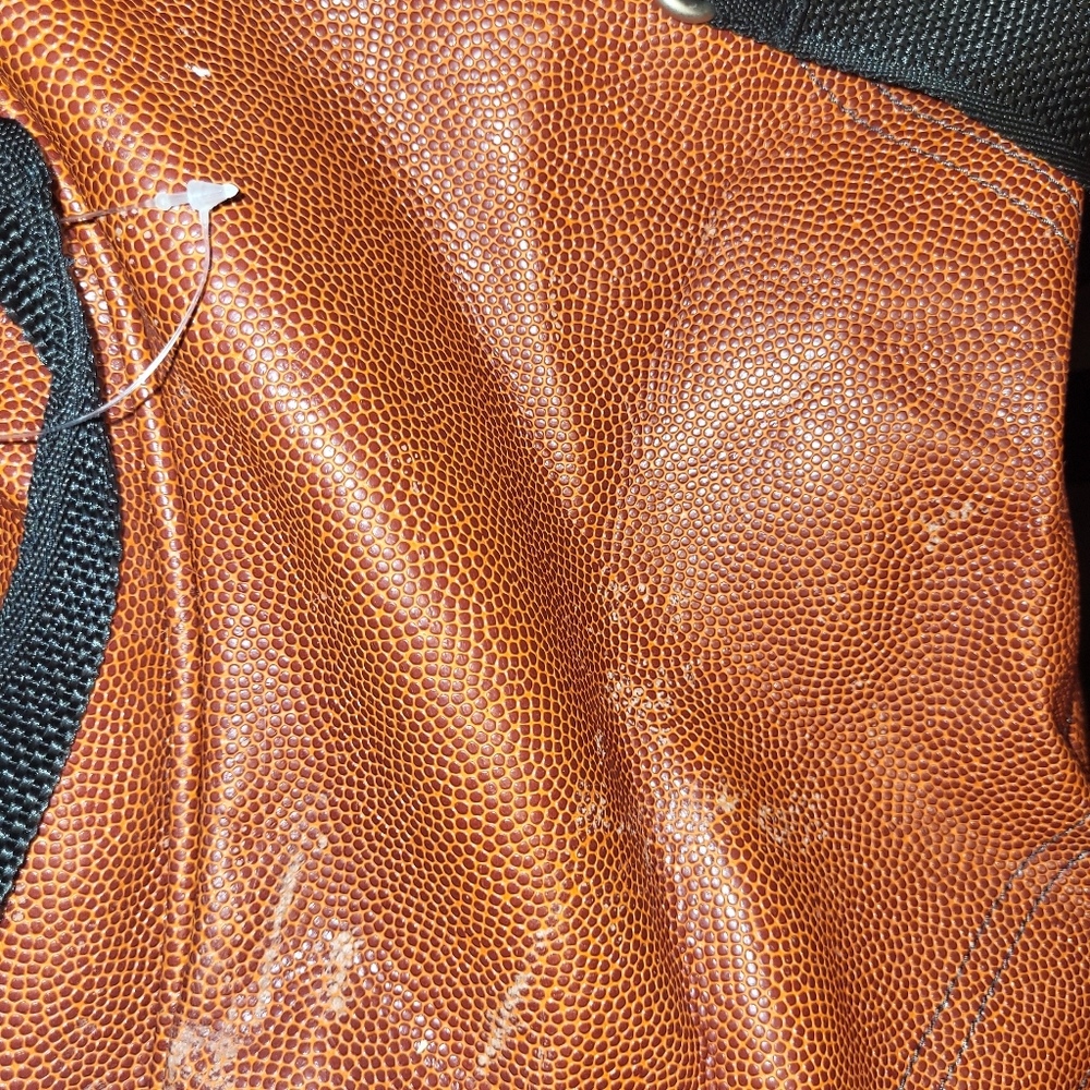 BRAND NEW RARE!!!  ACTUAL BASKETBALL 🏀 LEATHER ON A GYM BAG - Picture 4 of 7